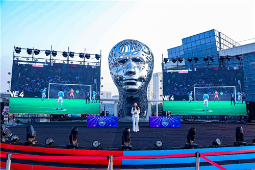 《荣耀征途》FIFA总决赛,黄飞红为电竞选手加油